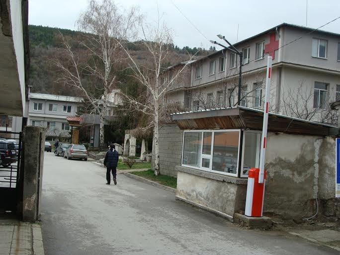 Обявиха за незаконна скандална бериера пред дупнишка болница