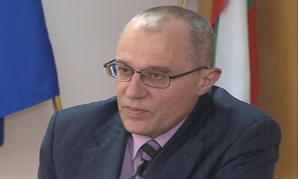 На КЗК й трябва още месец-два да каже има ли картел при горивата