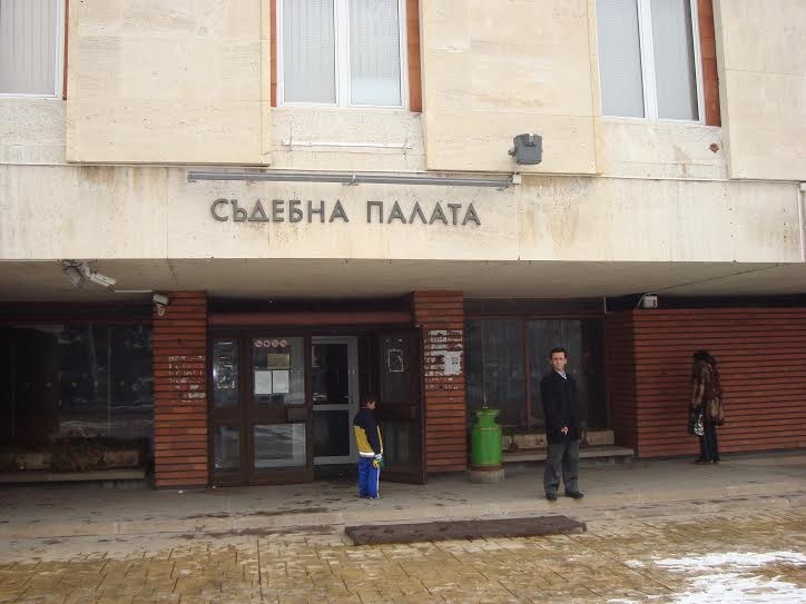 Съпруг, намушкал жена си, ревнал заради присъдата