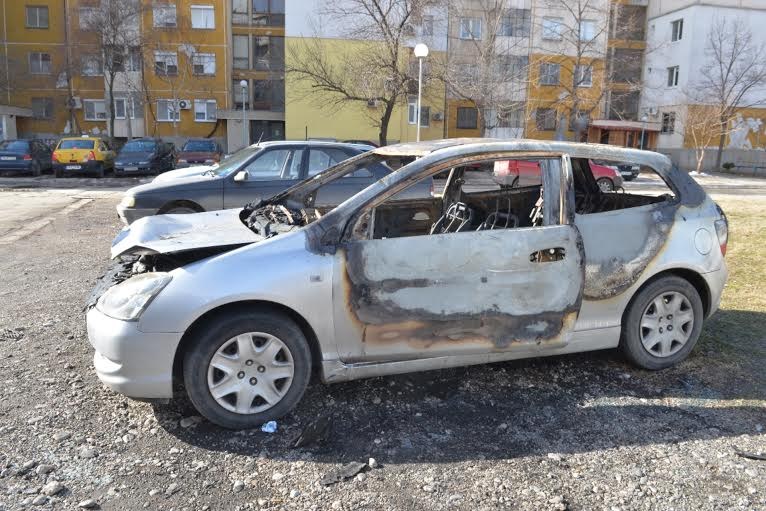 "Хонда" изгоря в Пловдив, пламъците засегнаха още две коли