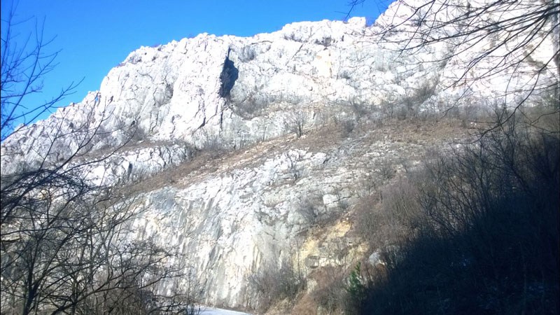 Скални отломки заклещиха алпинисти