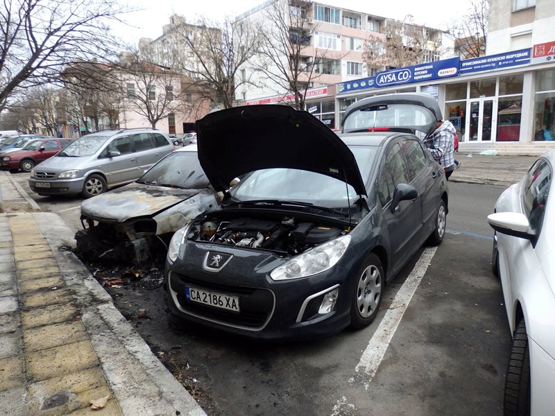 Запалиха колата на затворнически шеф