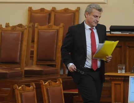 Здравният министър Москов под кръстосан огън в парламента