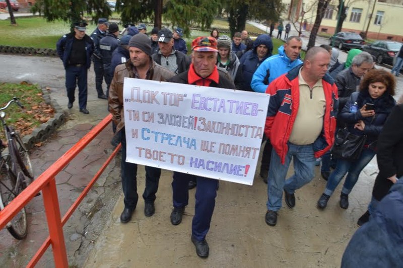Протест пред болницата в Пазарджик заради "доктор Евстатитев"
