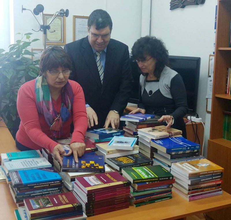 Академици дариха 160 книги за читалищната библиотека в Свищов
