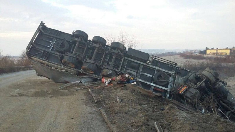 Турски тир се обърна и разля токсично вещество край Полски Тръмбеш