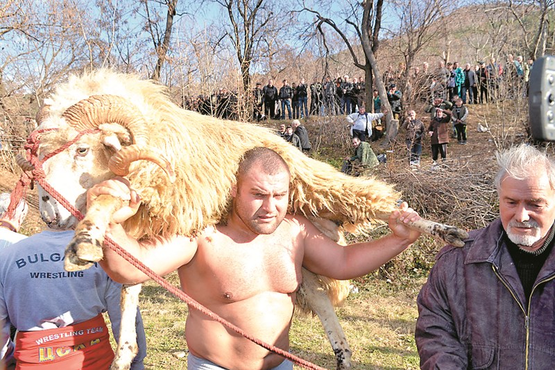 С вино и суджук се става силен в народната борба