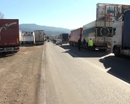 Блокадата по гръцката граница продължава, километрични опашки и днес