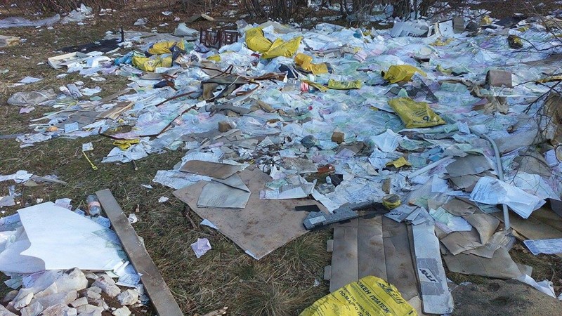 Изхвърлиха документи на куриерска фирма в защитена местност