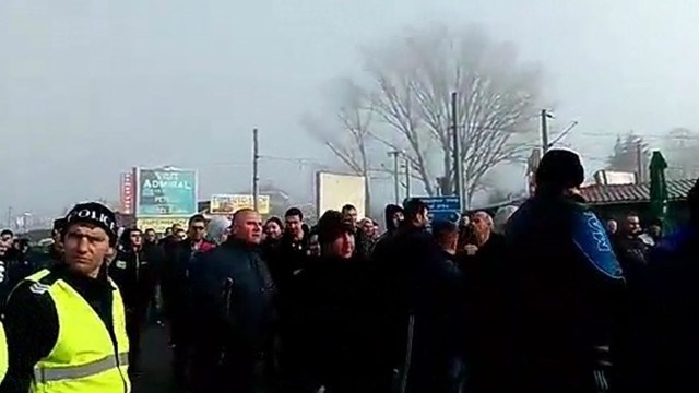 Родните тираджии отвръщат на удара, блокираха входа към България
