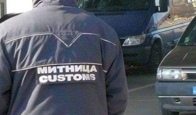 Увеличават заплатите на митничарите с по 350 лева