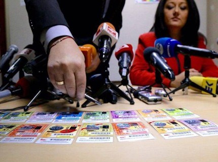 Мъж плати годишната си винетка с жълти стотинки