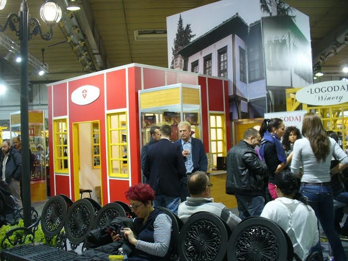 Рисуване с вино - една от атракциите на "Винария 2016" в Пловдив
