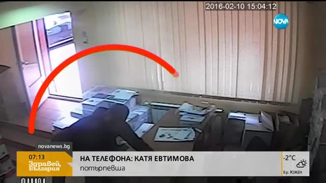 Поредна нагла кражба, заснета от камера – мъж отмъква мобилен телефон