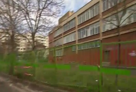 Автомобил блъсна училищна ограда в София, шофьорът е починал