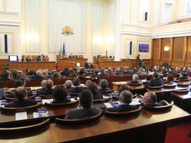 Властта с по-високи заплати: депутат - 3 000 лв., министър - 4 000 лв., премиер - 5000 лв. президент - 6000 лв.