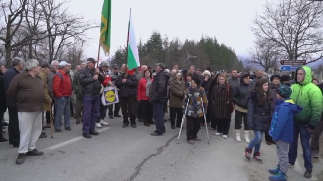 Жителите на Берковица блокираха прохода "Петрохан" в защита на местната болница