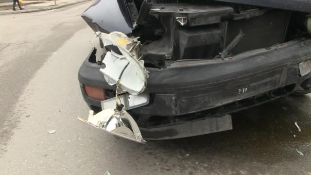 Автомобил се заби в автобусна спирка в Русе