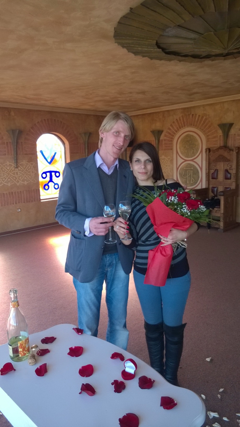 Зам.-кмет на Чепеларе поиска ръката на изгората си пред крепостта Царевец в Търново