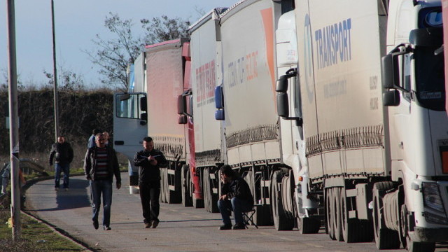 Български тирове блокират Кулата, затварят и другите пунктове с Гърция