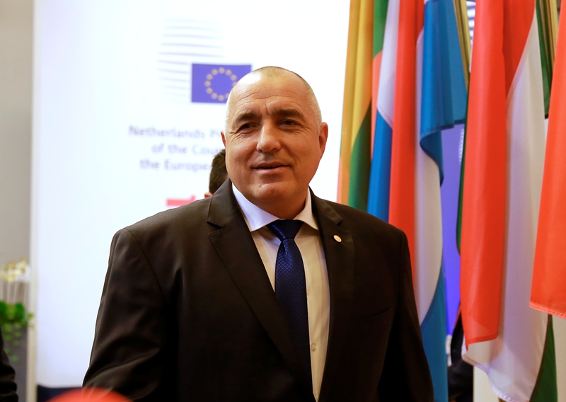 Чистачките от аерогарата чакат премиера с баница, той им благодари от Брюксел