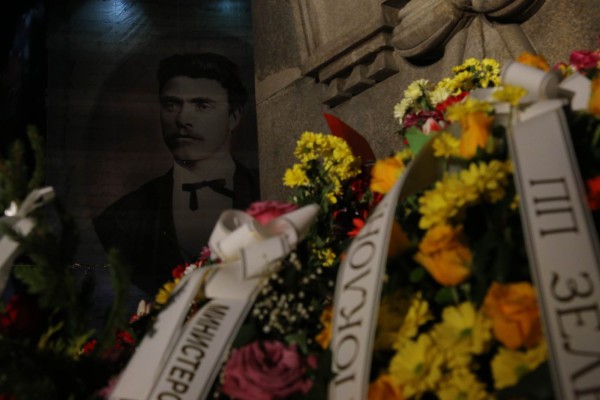 Хиляди сведоха глава пред паметта на Апостола