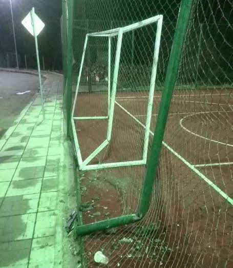Кола се блъсна в спортно игрище в Шумен