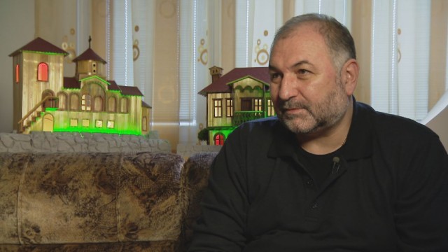 Лекар прави къщи и църкви от слама