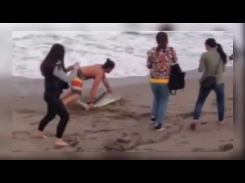 Мъж вади акула от водата, за да се снима с нея