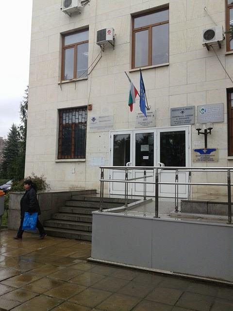 ДАНС И ГДБОП атакуваха данъчното в Търново (снимки)