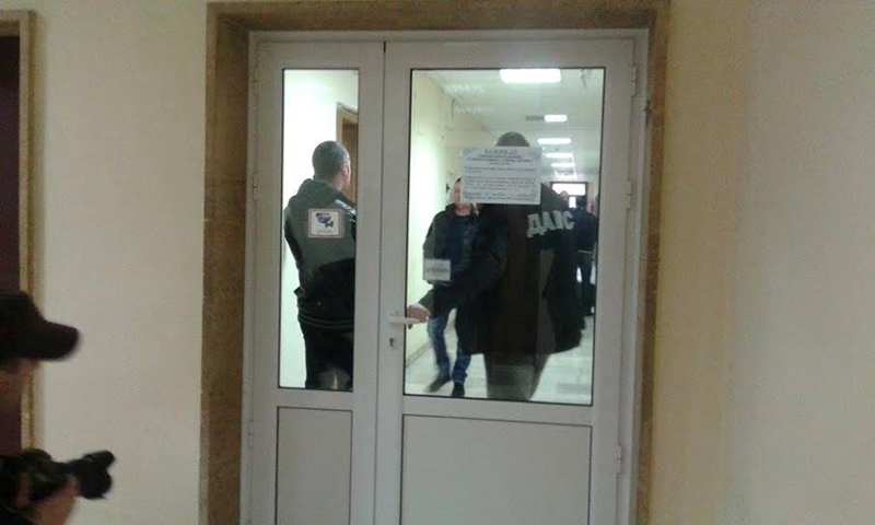 Задържаха данъчен шеф и трима редови бирници в Търново