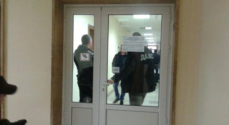 Най-зрелищна е била спецакцията в дома на бившия шеф на данъчното в село Велчево