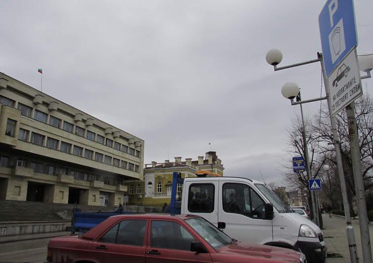 Съветници си премахват безплатното паркиране