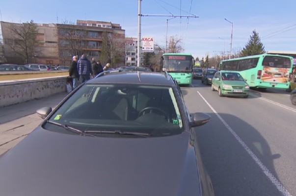 Шофьор на столичен автобус се прави на бърз и яростен, отнася врата на опонент