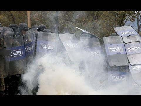 Мигранти атакуват македонската граница с Гърция, полицията ги посреща със сълзотворен газ