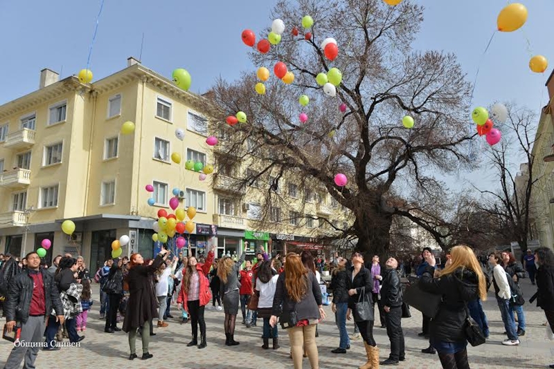 Цветни балони в Деня на хората с редки болести