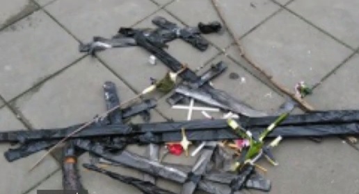 Биячът на бургаските свещеници стресирал със зловещи символи два квартала