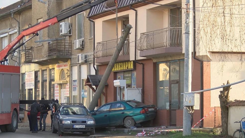 Една жертва и четирима ранени в зверска катастрофа
