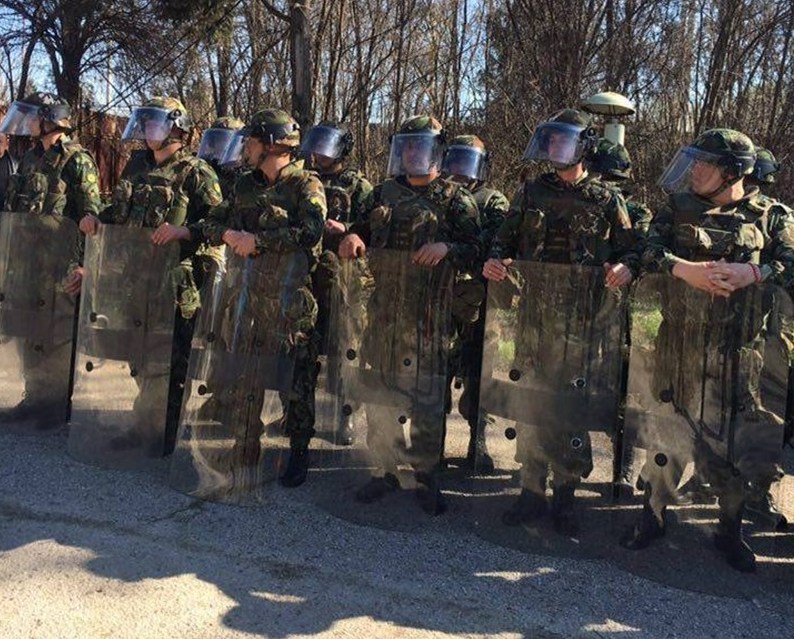 Военните остават на границата в очакване на бежанска вълна (обзор)