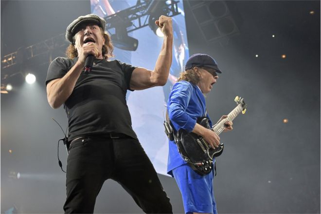 Брайън Джонсън от AC/DC оглушава
