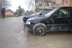 40 коли осъмнаха с нарязани гуми във Враца