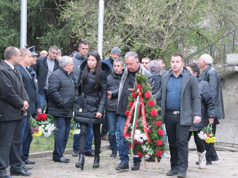 Цветя, венци и "Любе" в памет на баретата Емил Шарков