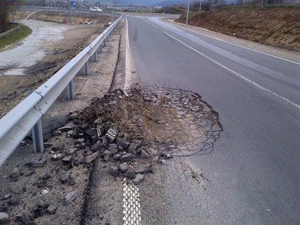 Запълват дупките, зейнали на автомагистрала “Струма”