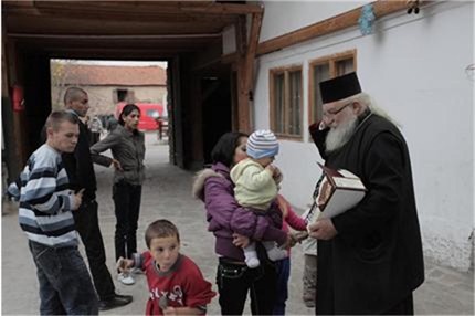 Апаши задигнаха 6 кошера на отец Иван