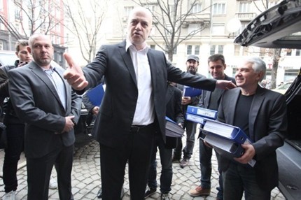 100 000 некоректни подписа за Слави, но референдум ще има