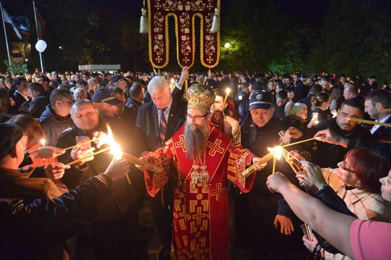 Владика, кмет и губернатор на Пловдив един до друг в храма навръх Великден