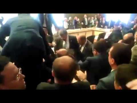 Турски депутати отново си размениха юмруци в парламента заради промени в конституцията