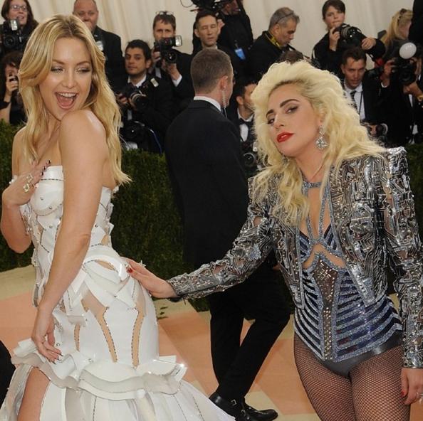 Как лъснаха звездите на Met Gala тази година