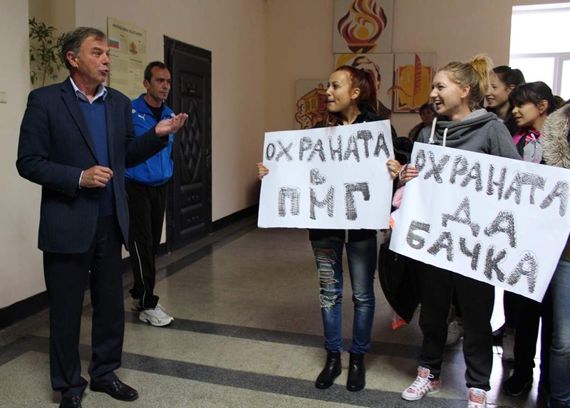Ученици на "стачка" в защита на охранители