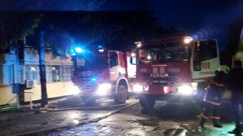 Мълния подпали блок в Дряново (снимки)